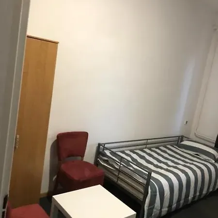 Leszno Ul.usługowa Hostel *