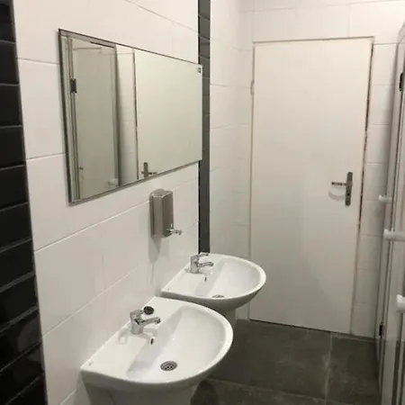 Leszno Ul.usługowa Hostel *